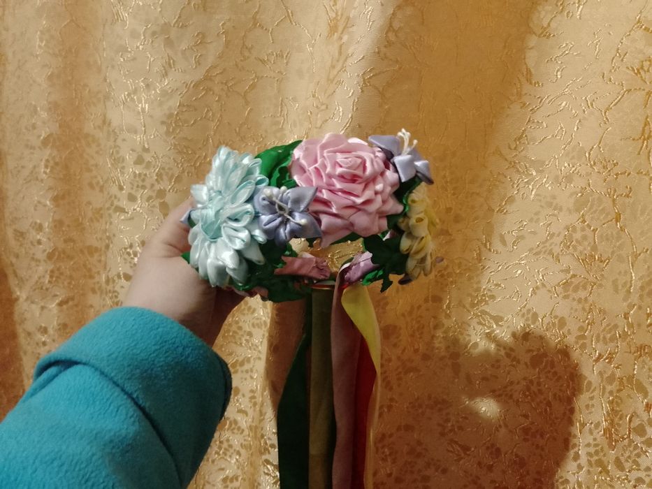 Віночок)) дуже багато квітів на ньому)