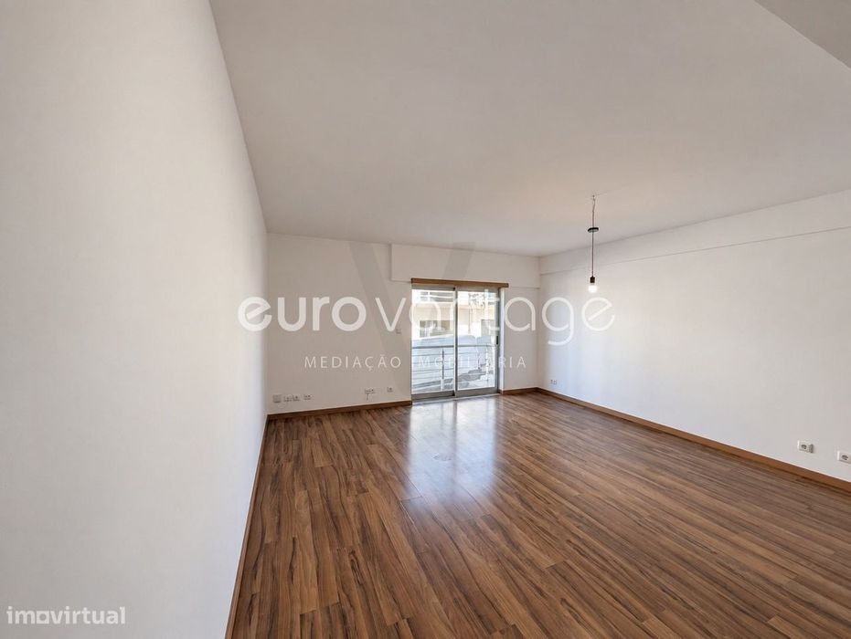 Apartamento T2+1 com 2 Garagens & Sótão | Casal dos Matos, Pousos,...