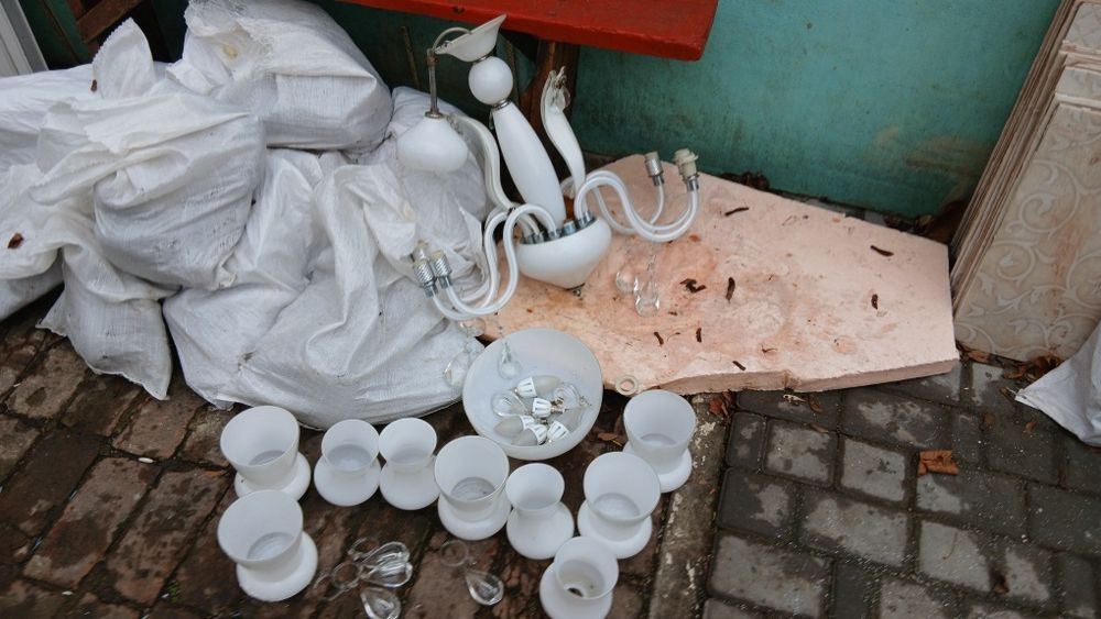 Продам  люстру  с запасом