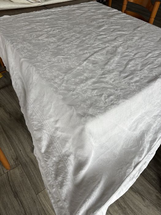 Toalha de mesa em linho com bordado 146 × 146