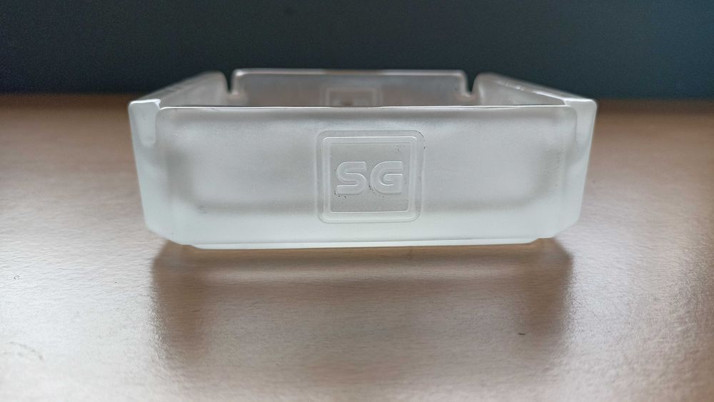 Cinzeiro da marca de cigarros SG