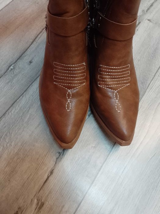 (40/41) Brązowe, zdobione łańcuchem Kozaki kowbojki, NOWE