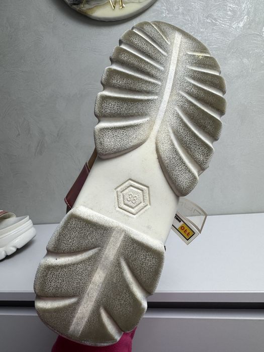 Босоніжки на підвищеній платформі