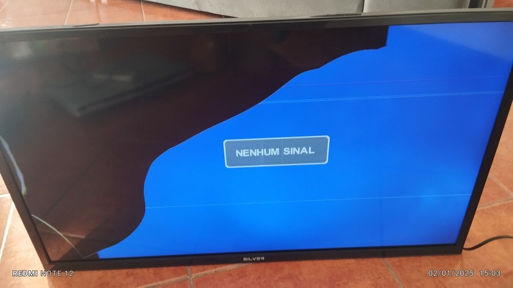Vendo TV silver 32 para peças ou para quem saiba reparar o ecrã da TV.