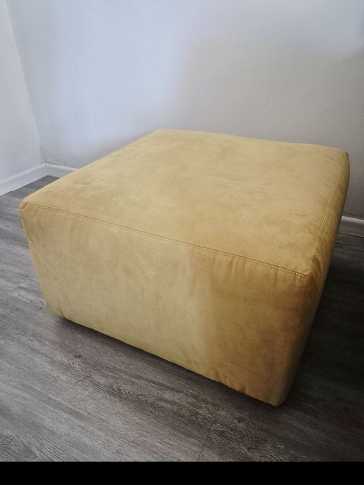 Żółta pufa zamszowa kwadratowa siedzisko podnóżek