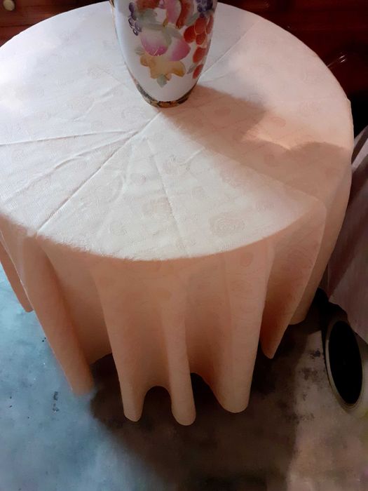 Mesa redonda em pinho com toalha decorativa