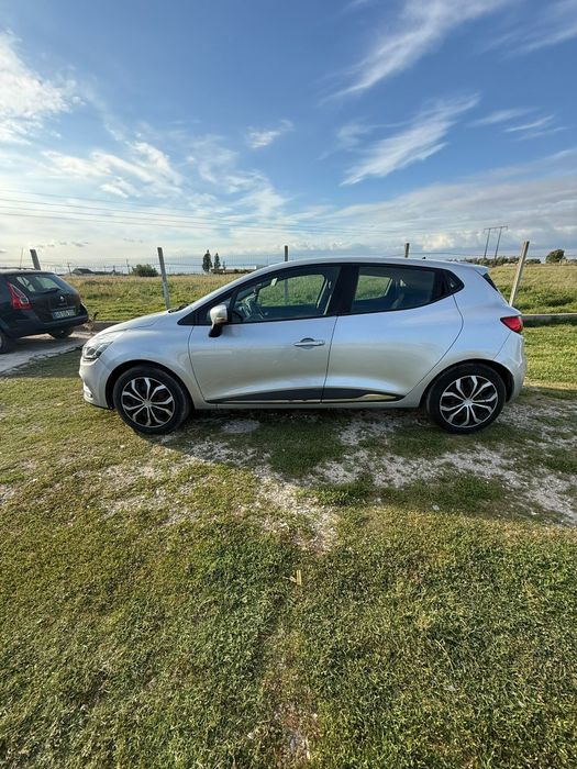 Vendo Renault Clio 2018
Gasóleo 
Revisão feita
Pneus Novos
Kilometros 232.000
Valor: 7.000€