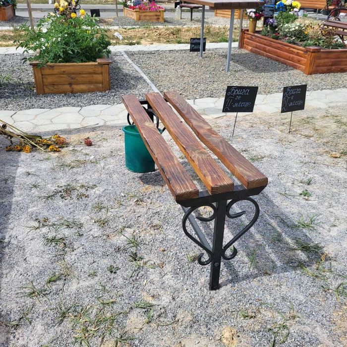 Догляд за могилами: прибирання, фарбування