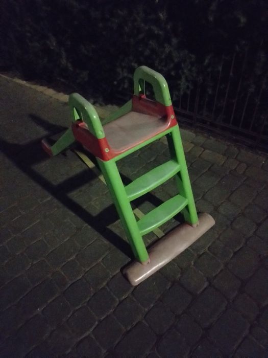 Mała zjeżdżalnia dla dzieci