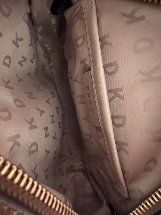 DKNY Mala redonda a tiracolo (usada)