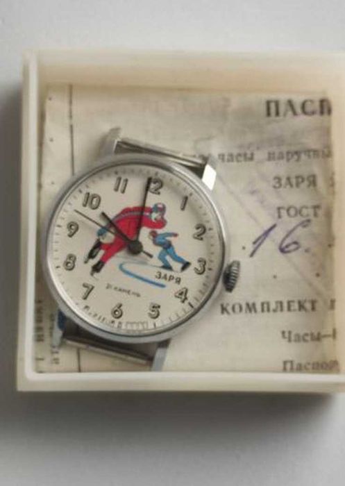 Часы Заря спортивные в коробочке конькобежный спорт