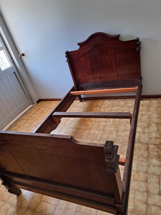 Mobília de quarto com mais de 100 anos madeira maciça.