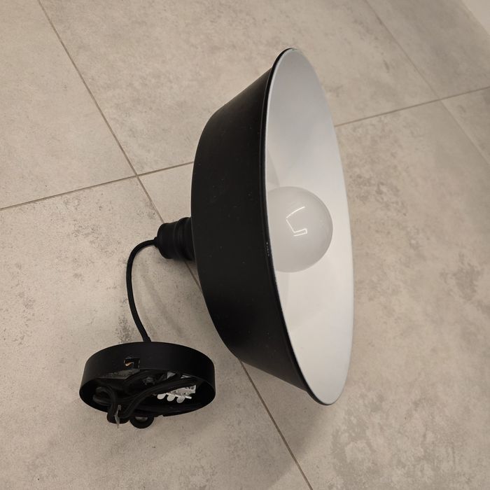 Czarna Lampa z żarówką