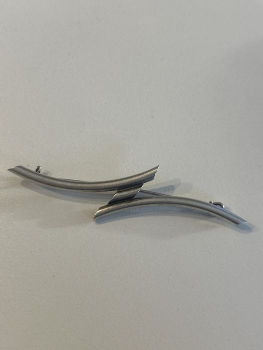 Srebrna broszka z oznaczeniami