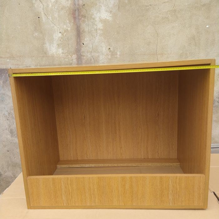 Estantes para exposição ou para outras utilidades.