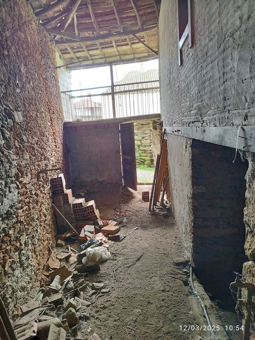 Vende se ou troca se por outra casa na aldeia para reconstruir