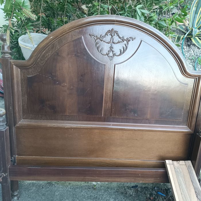 Cama antiga de madeira