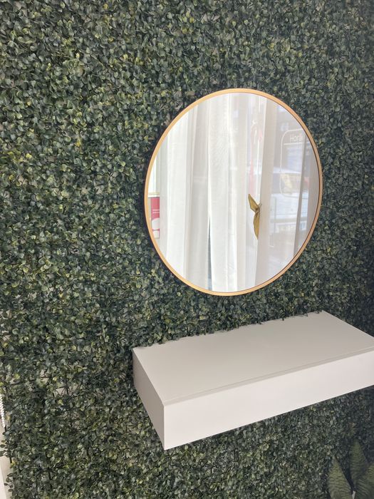 Espelho e movel branco