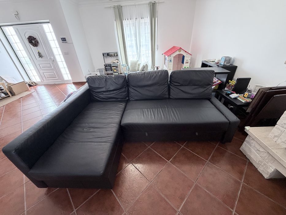 Sofá-cama IKEA FRIHETEN - Couro Sintético Preto (Com Arrumação)