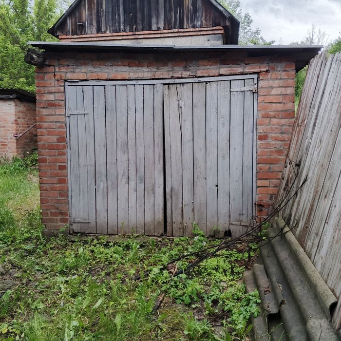 Продаю кирпичный  дом в живописном месте г.Мерефа