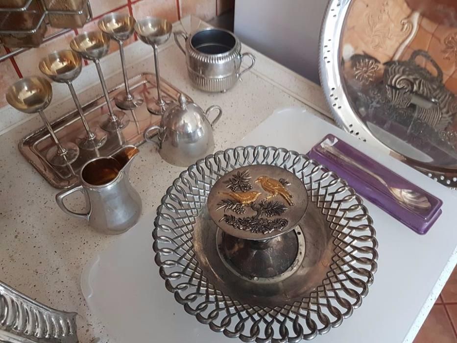 Srebrne dzbanek cukiernica kieliszki itp