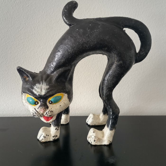 Gato em ferro fundido