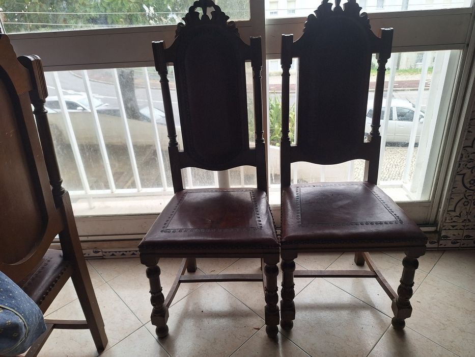 Mesa em madeira maciça mogno e quatro cadeiras