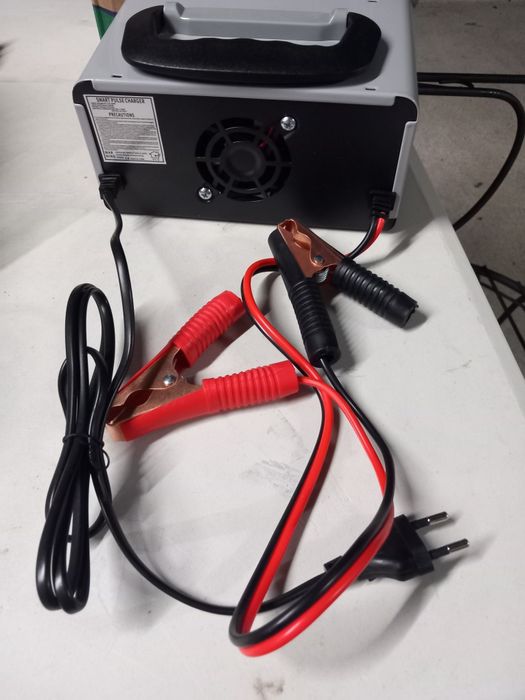 Carregador de baterias 12V / 24V