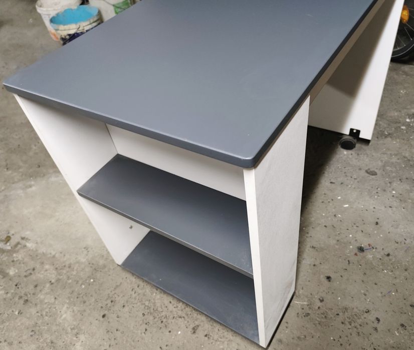 Biurko biało-szare na kółkach