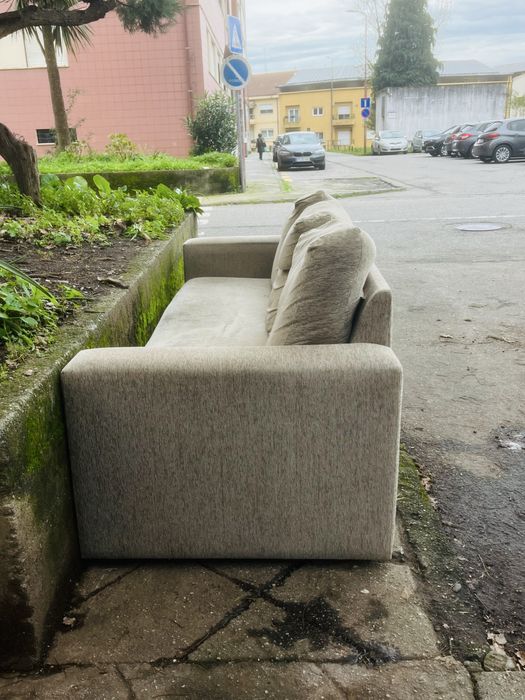 Sofá bege em boas condições