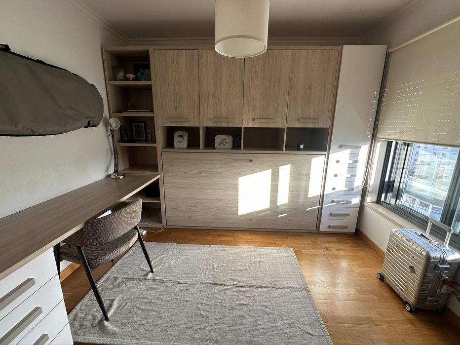 Móvel Multifuncional: Cama Desdobrável, Secretária, Armários e Gavetas