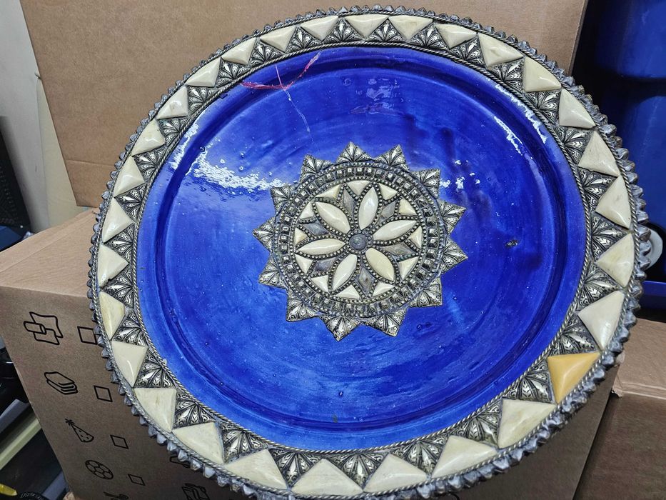 Prato antigo em barro vidrado, com aplicações em metal e madrepérola