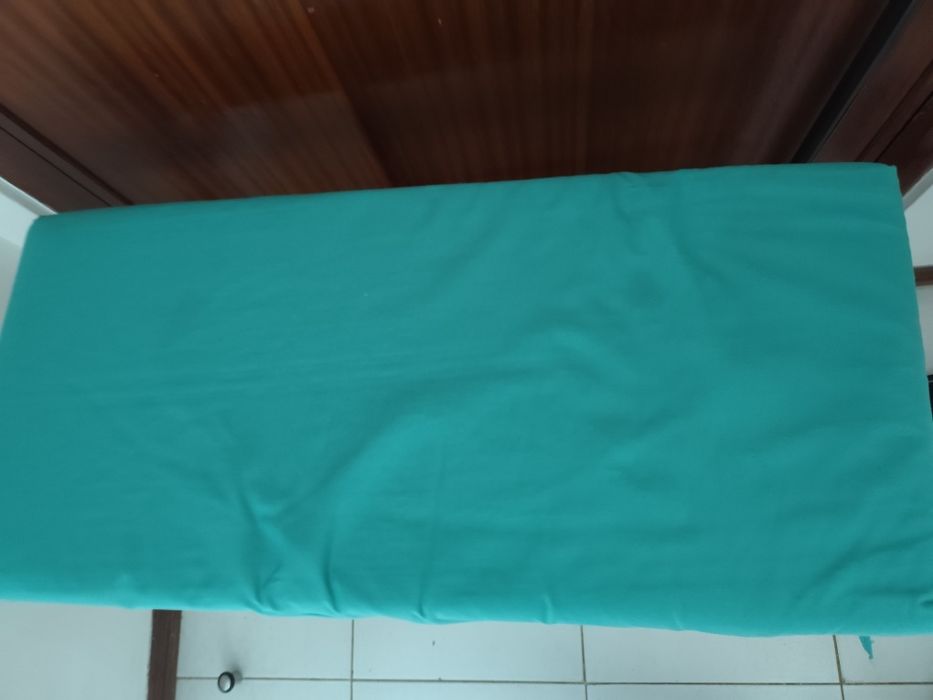 Sapateira em madeira com almofada