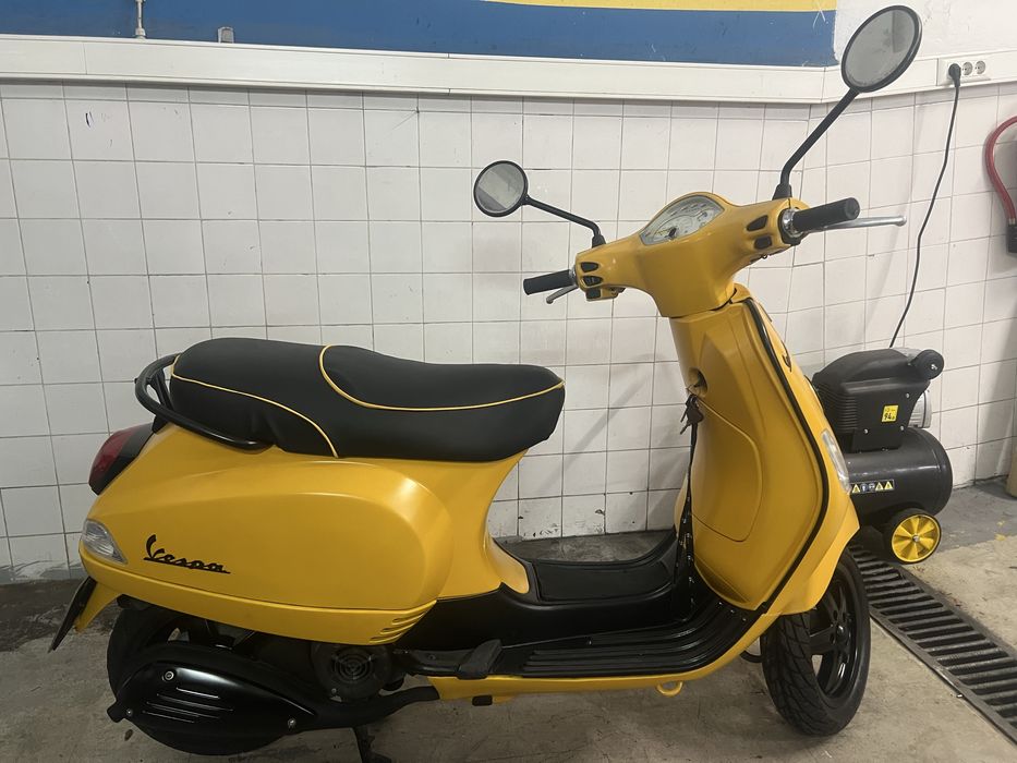 Vespa lx 125 yellow