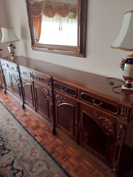 Mesa, cadeiras e aparador