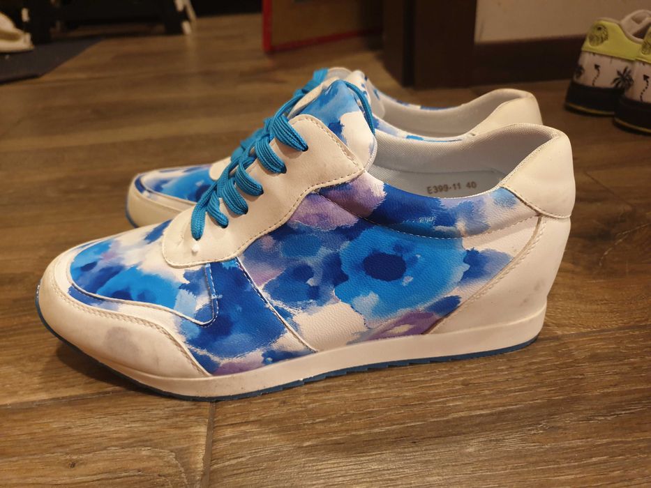 Buty rozmiar 40 adidasy z ukrytym koturnem  białe w niebieskie kwiaty