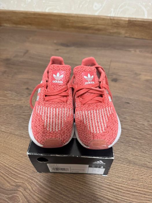 Кросівки Adidas на дівчинку, р. 26