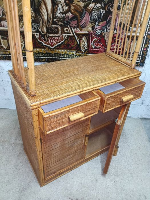 Móvel em bambu, exemplar estado.
Muito  versátil e com um design desigual. Medidas em foto no anúncio.
Intervenção de restauro