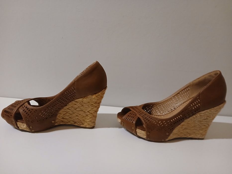 Sapato castanho aberto e com cunha