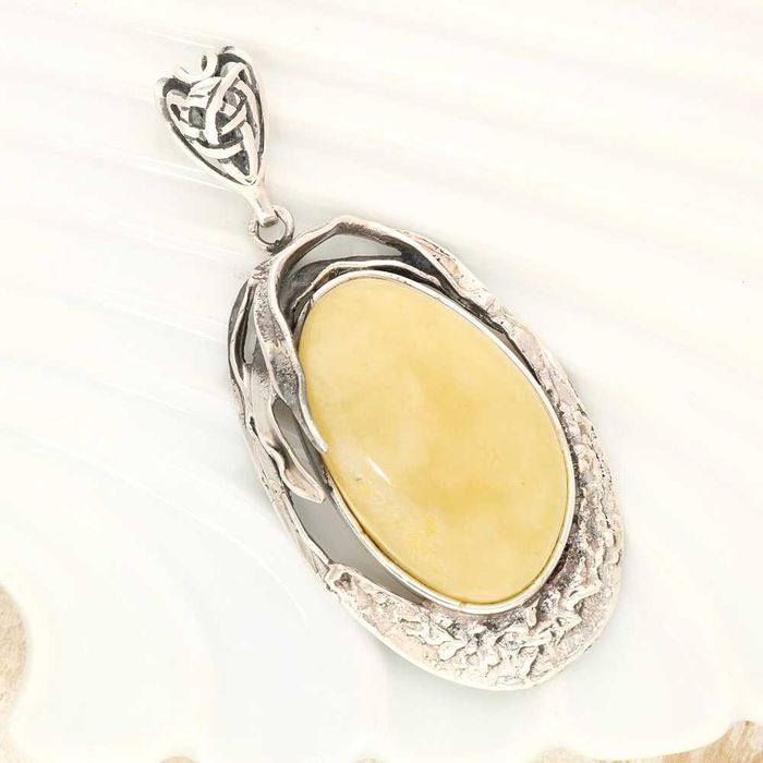 Srebrna zawieszka z bursztynem pr.925