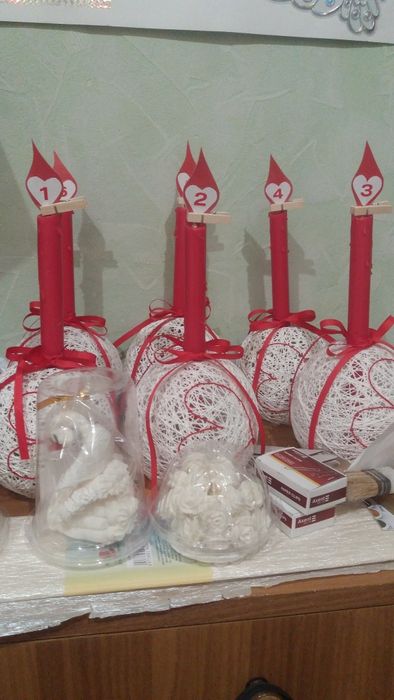 Праздничный или свадебный красно-белый декор