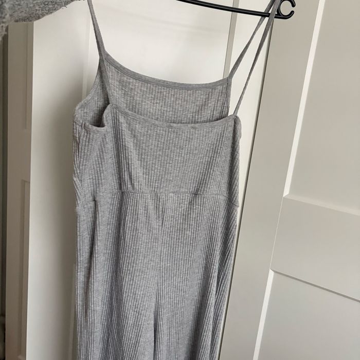 Seksowny wygodny materiałowy szary kombinezon na ramiączka