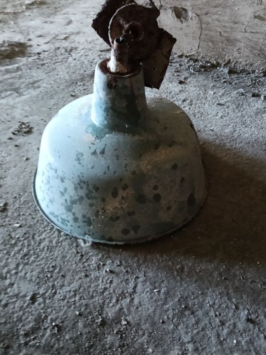 stara lampa emaliowana
