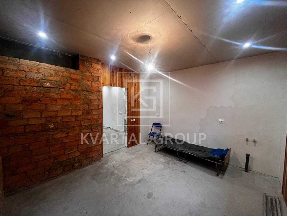 Будинок в мальовничому містечку. Бучанське водосховище