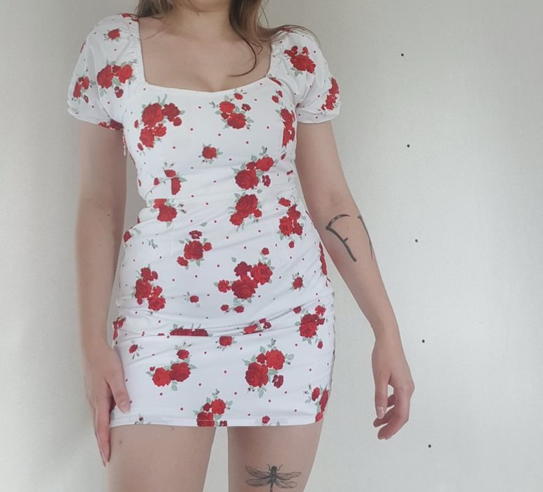 Biała sukienka w róże