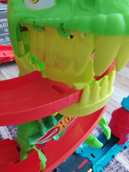 Zestaw Hotwheels T-Rex remiza strażacka