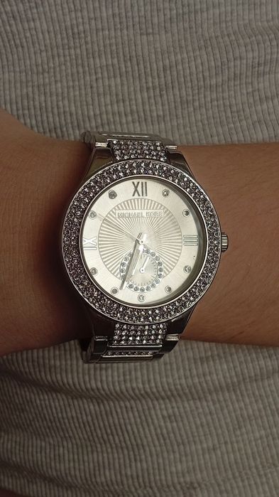 жіночі наручний годинник зі стразами в стилі Michael Kors( на ходу)