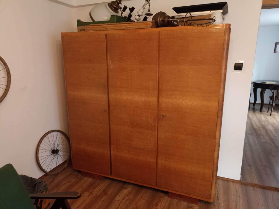 Stara drewniana szafa trzydrzwiowa prl