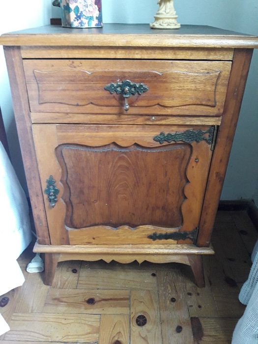 Mobília de quarto antiga em bom estado