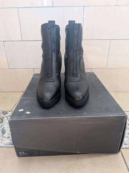 Чорні шкіряні ботильйони Alexander Wang та H&M.